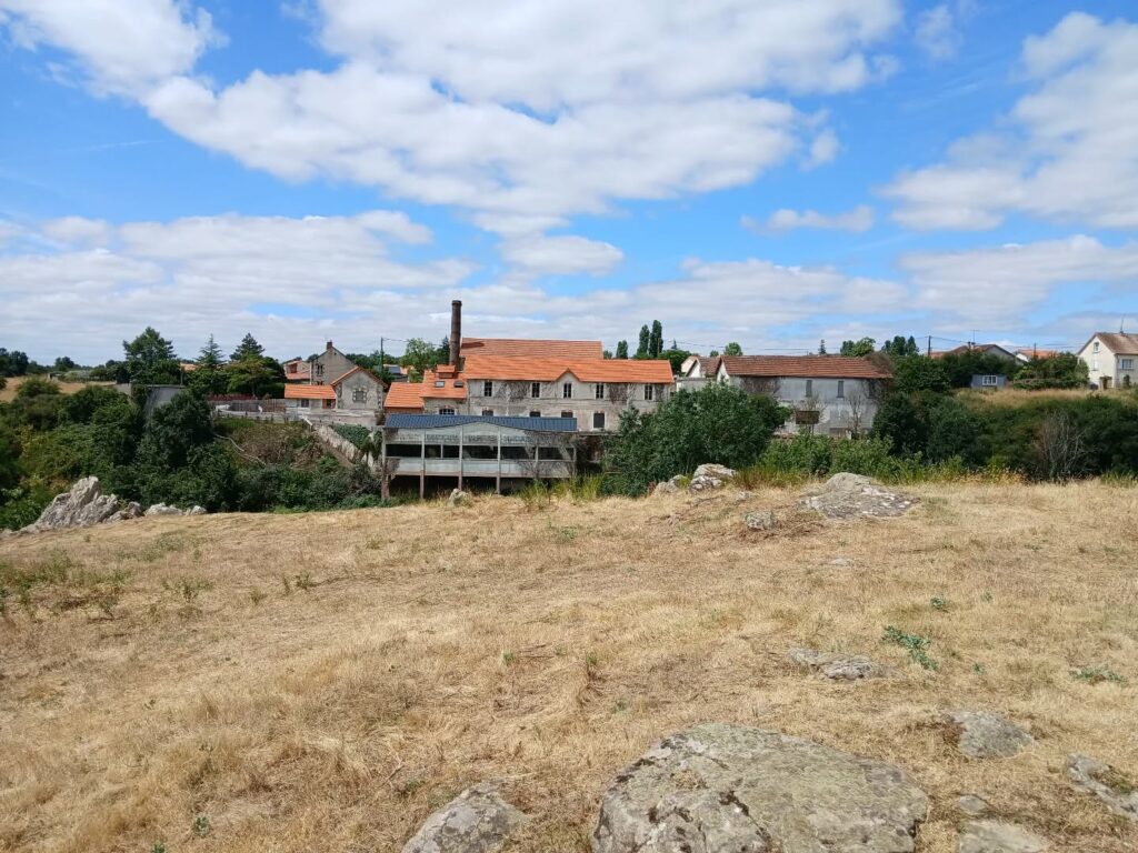 La laiterie de Massais depuis le site des Eboulis